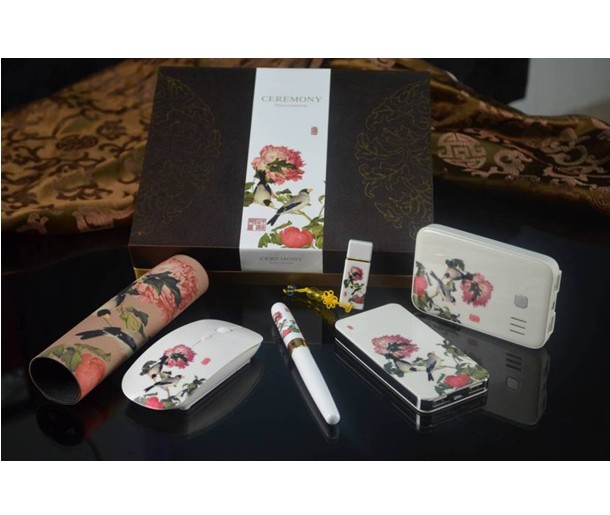 宫廷花鸟系列五件套-红花：笔+4000毫安苹果电源+鼠标+陶瓷4U盘+鼠标垫